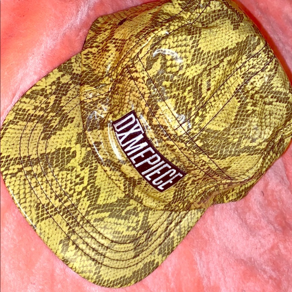 Golden/yellow snake print cap 🧢💖💛 LIKE NEW‼️
